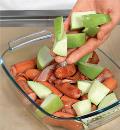 Фото приготовления рецепта: Запеканка с сосисками и яблоками, шаг №5