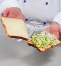Фото приготовления рецепта: Горячие бутерброды в мультиварке, шаг №4