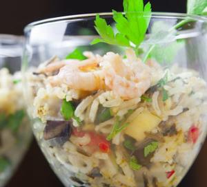 Салат из риса с овощами и креветками
