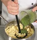 Фото приготовления рецепта: Картофельное пюре с печеным чесноком и зеленью, шаг №5