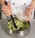 Фото приготовления рецепта: Картофельное пюре с печеным чесноком и зеленью, шаг №6