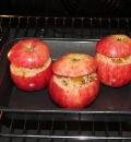 Запекать сладкий плов с тыквой и изюмом в яблоках до готовности