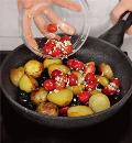 Фото приготовления рецепта: Теплый салат из картофеля и помидоров черри, шаг №4