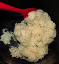 Приготовить рис и смешать с заправкой для приготовления рафаэлло