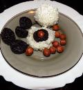 Начинить рисовый шарик черносливом с фундуком для приготовления рафаэлло