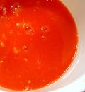 Смешать ингредиенты для приготовления томатно-сметанного соуса
