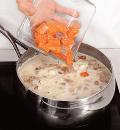 Фото приготовления рецепта: Картофельный суп с лососем и беконом, шаг №4