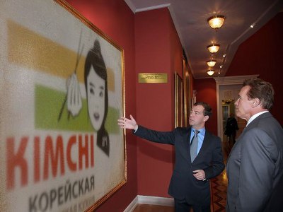 Медведев и Шварценеггер в кафе Кимчи. Верим, что не фотошоп!