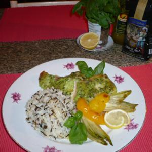 Рыба, запеченная в творожно-базиликовом соусе с рисом и овощами