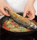 Фото приготовления рецепта: Эскабече из скумбрии, рыба под маринадом, шаг №2