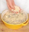 Фото приготовления рецепта: Запеканка из коричневого риса со шпинатом и фетой, шаг №3