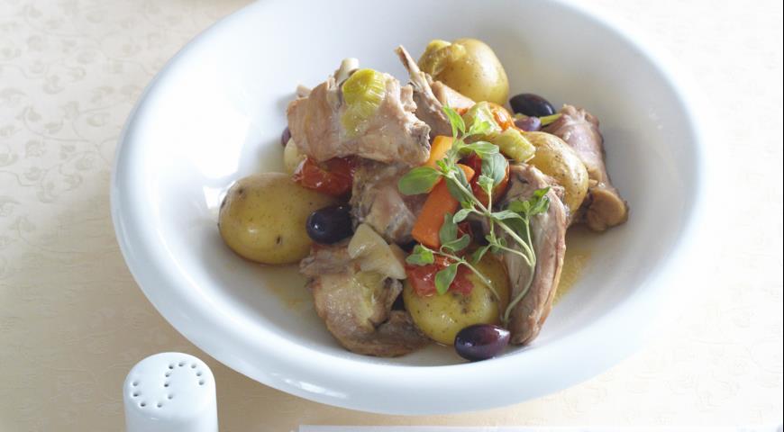 Рецепт Жаркое из кролика с овощами и оливками