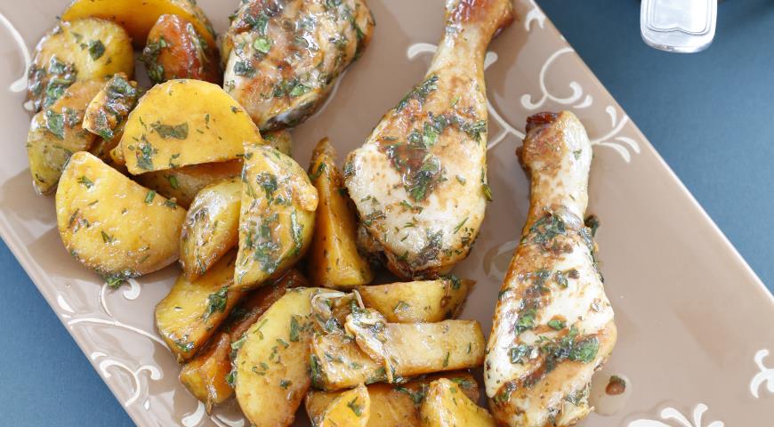 Рецепт Куриные голени и печеная картошка с зеленой заправкой