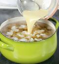 Фото приготовления рецепта: Куриный суп с цветной капустой, шаг №6