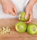 Фото приготовления рецепта: Запеченные яблоки с инжиром, шаг №2