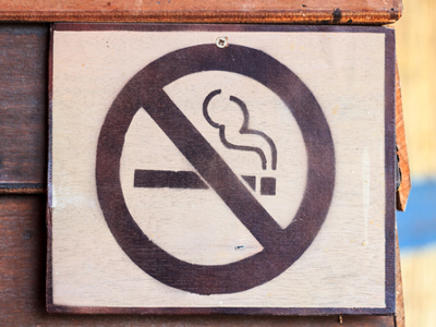 "Украинцам запретили курить в ресторанах"