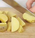 Фото приготовления рецепта: Куриные голени и печеная картошка с зеленой заправкой, шаг №3