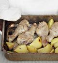 Фото приготовления рецепта: Куриные голени и печеная картошка с зеленой заправкой, шаг №4