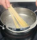 Фото приготовления рецепта: Спагетти с креветками, шаг №5