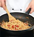 Фото приготовления рецепта: Спагетти с креветками, шаг №6