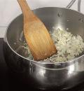 Фото приготовления рецепта: Пататас бравас, жареный картофель с соусом, шаг №2
