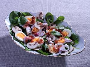 Идея на каждый день: салат из шпината с шампиньонами