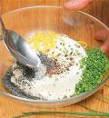 Фото приготовления рецепта: Салат с рулетиками из кальмара, шаг №1