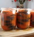 Выложить подготовленные баклажаны и соус "Огонек" в банки слоями