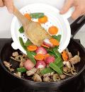 Фото приготовления рецепта: Фрикасе из индейки с весенними овощами, шаг №3