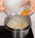Фото приготовления рецепта: Шницели из телятины с полентой и сырным соусом, шаг №4