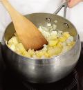 Фото приготовления рецепта: Суп-пюре из цветной капусты с сырными шариками, шаг №2