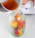 Фото приготовления рецепта: Персики, консервированные в вине в мультиварке, шаг №4