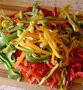 Цветные перцы для салата режем соломкой