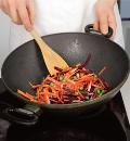 Фото приготовления рецепта: Теплый салат из молодых овощей, шаг №3