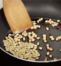 Фото приготовления рецепта: Зеленая фасоль с орехами и чили, шаг №1