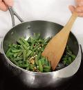 Фото приготовления рецепта: Зеленая фасоль с орехами и чили, шаг №2