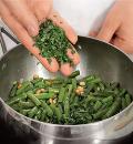 Фото приготовления рецепта: Зеленая фасоль с орехами и чили, шаг №3