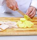 Фото приготовления рецепта: Судак с картофелем в сметанном соусе в мультиварке, шаг №2