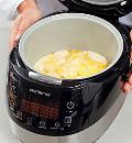 Фото приготовления рецепта: Судак с картофелем в сметанном соусе в мультиварке, шаг №6