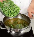 Фото приготовления рецепта: Суп из зеленого горошка с рулькой, шаг №4