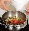 Фото приготовления рецепта: Суп из печеных овощей с жареной рыбой, шаг №3