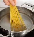 Фото приготовления рецепта: Спагетти с морепродуктами, шаг №3