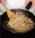 Фото приготовления рецепта: Спагетти с морепродуктами, шаг №5