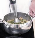 Фото приготовления рецепта: Кавказский суп с зеленью, шаг №5