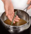 Фото приготовления рецепта: Приправа из подпеченного перца на меду, шаг №4