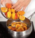 Фото приготовления рецепта: Варенье из абрикосов с ядрышками, шаг №5