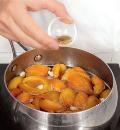 Фото приготовления рецепта: Варенье из абрикосов с ядрышками, шаг №6