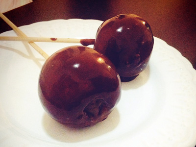 Горячий шоколад – яблоки в шоколадной глазури 