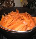 Выкладываем морковь к мясу
