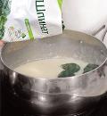 Фото приготовления рецепта: Суп со шпинатом и зелеными овощами, шаг №2